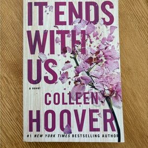 It Ends With Us by Colleen Hoover (Paperback)